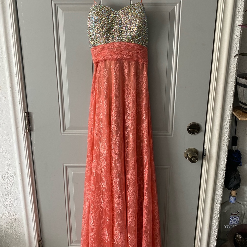 Beautiful long drees. Very good quality and shiny